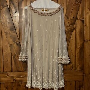 EXTREMELY RARE ALICE AND OLIVIA LACE DRESS. Off white, size large, so unique!